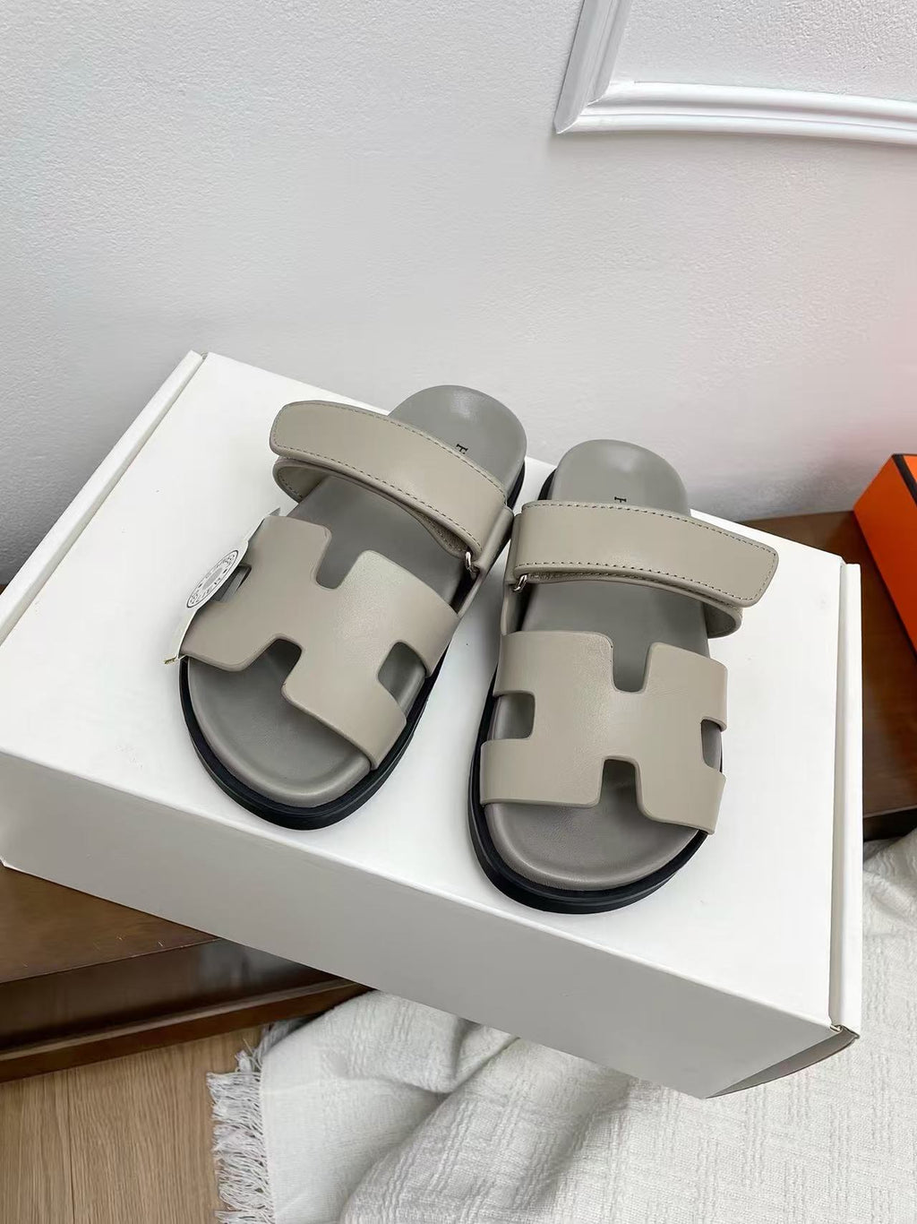 HERMÈS 26S CHYPRE SANDAL IN GREIGE CALFSKIN
