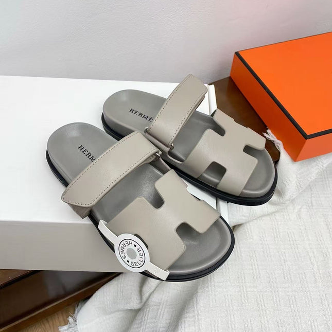 HERMÈS 26S CHYPRE SANDAL IN GREIGE CALFSKIN