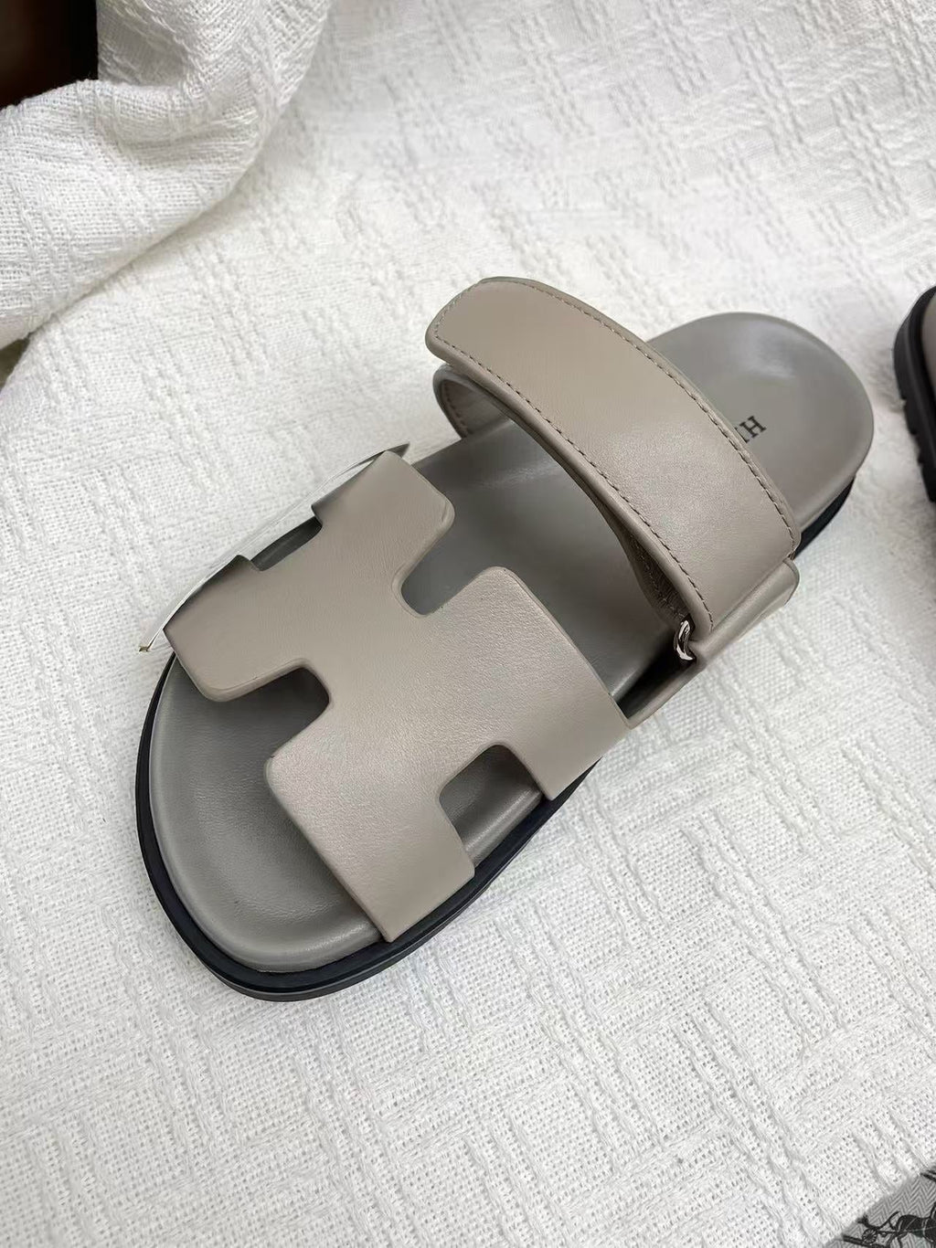 HERMÈS 26S CHYPRE SANDAL IN GREIGE CALFSKIN