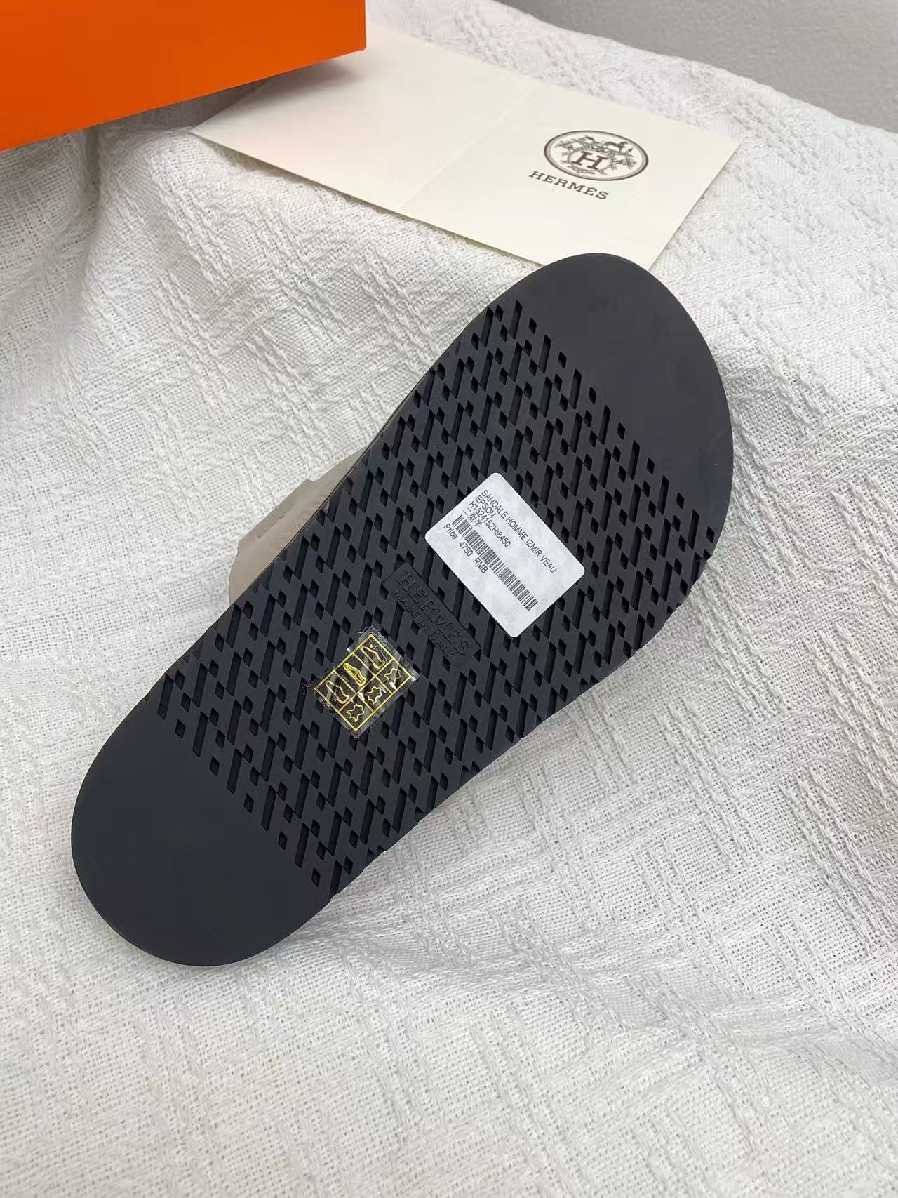 HERMÈS 26S CHYPRE SANDAL IN GREIGE CALFSKIN