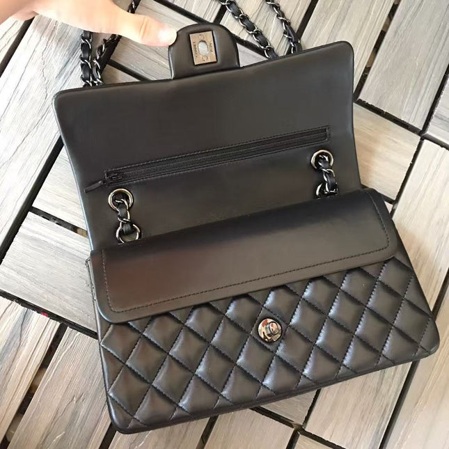 CC CLASSIC FLAP BAG 25 IN BLACK CALFSKIN WITH BLACK HARDWARE