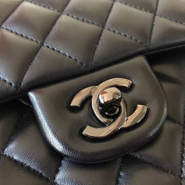 CC CLASSIC FLAP BAG 25 IN BLACK CALFSKIN WITH BLACK HARDWARE
