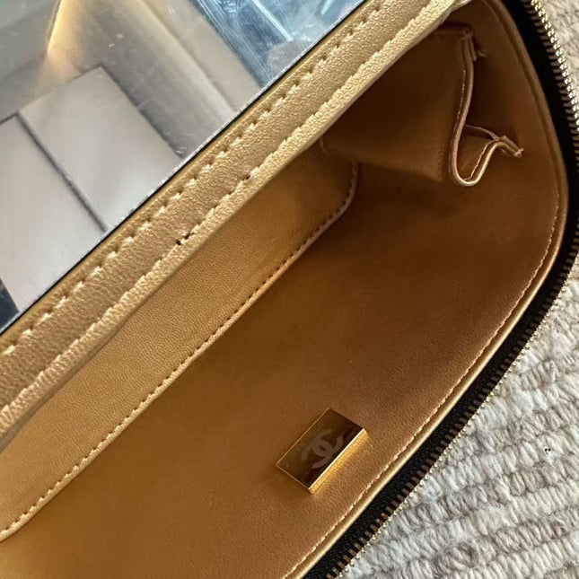 CC SMALL VANITY CHAIN BAG 17 IN BLACK CALFSKIN GOLD HARDWARE