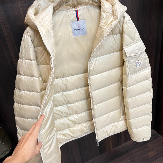 MONCLER SHORT DOWN JACKET IN WHITE