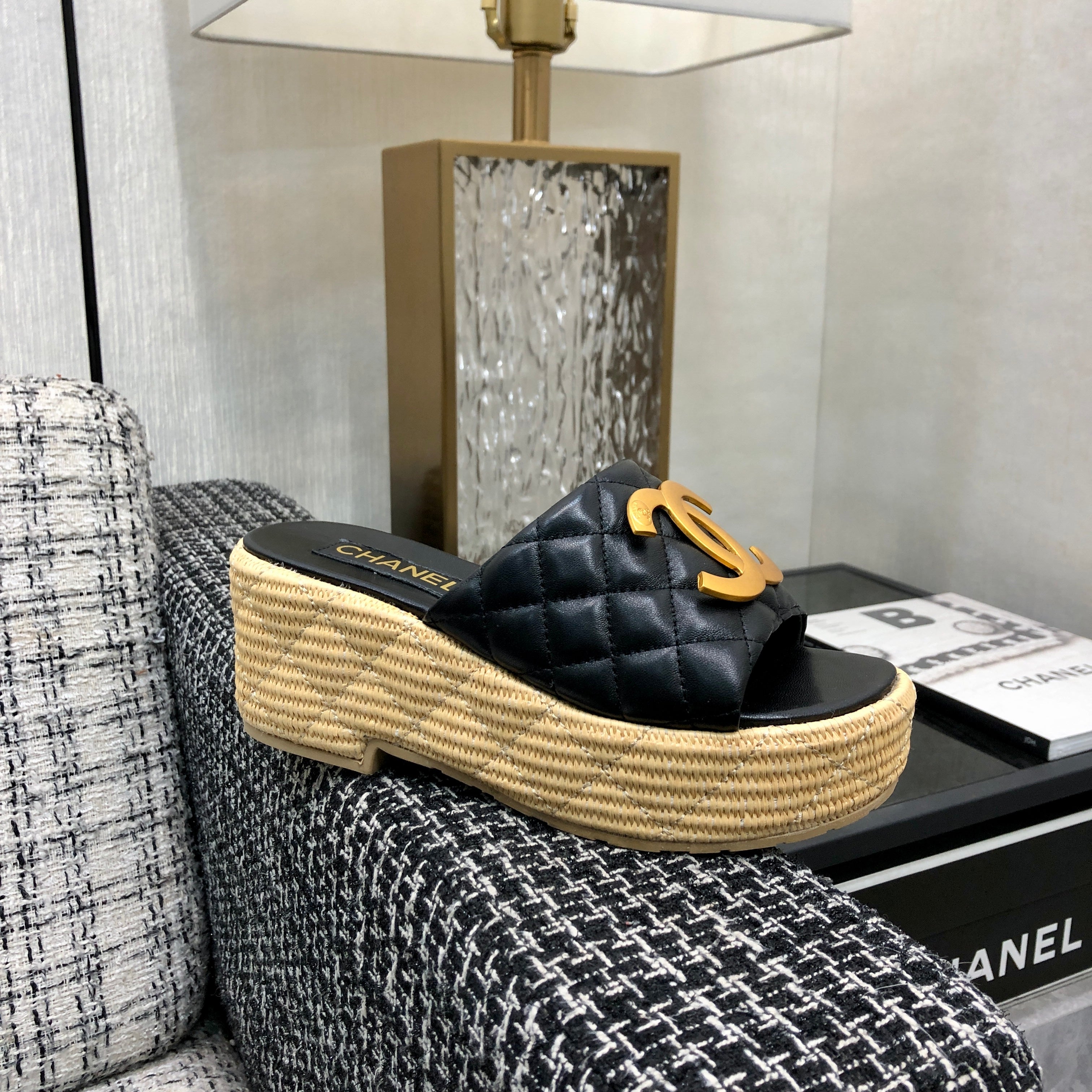 THICK SOLE WEDGE SLIPPERS IN BLACK LAMBSKIN AND BEIGE RUBBER