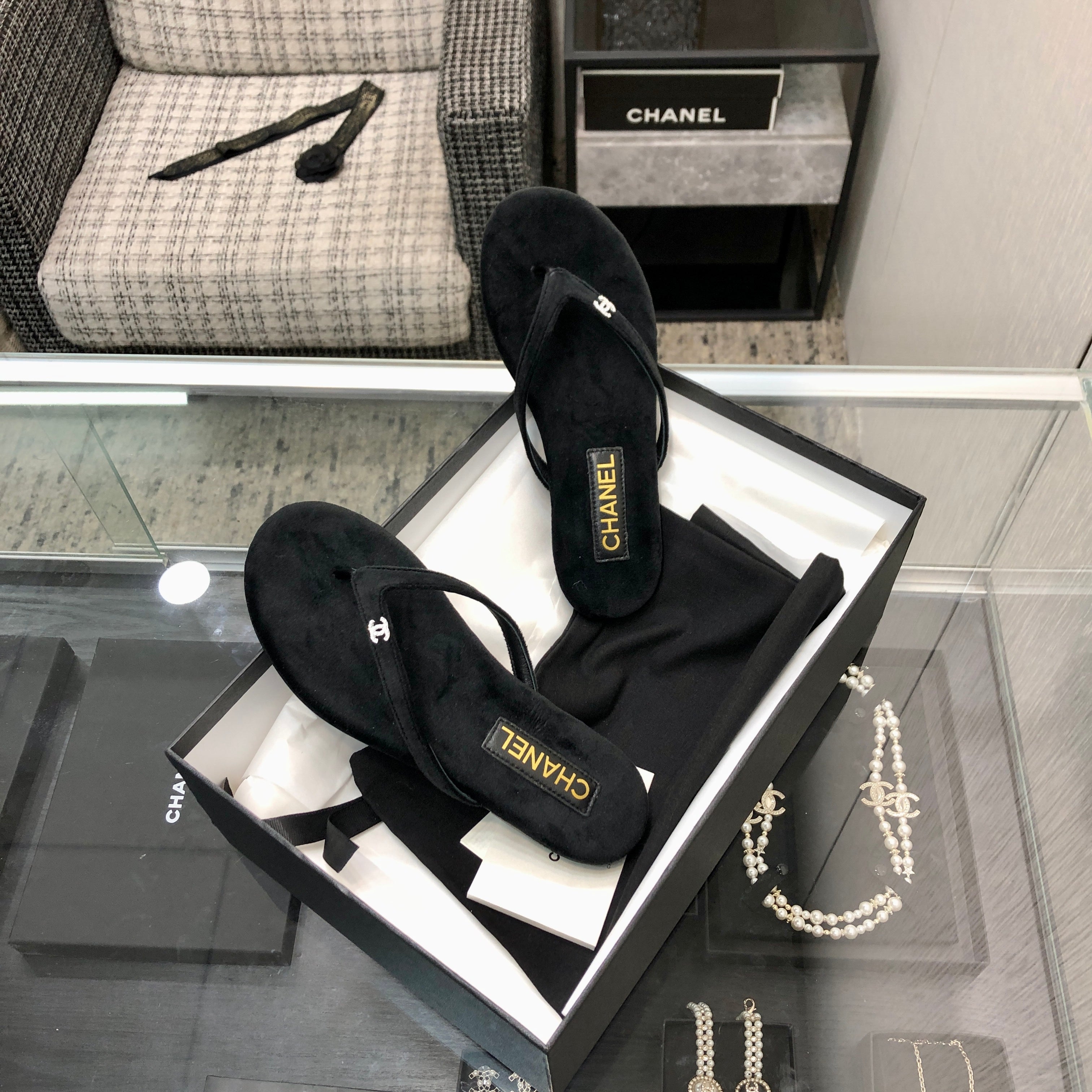 THONG SLIDE IN BLACK SUEDE