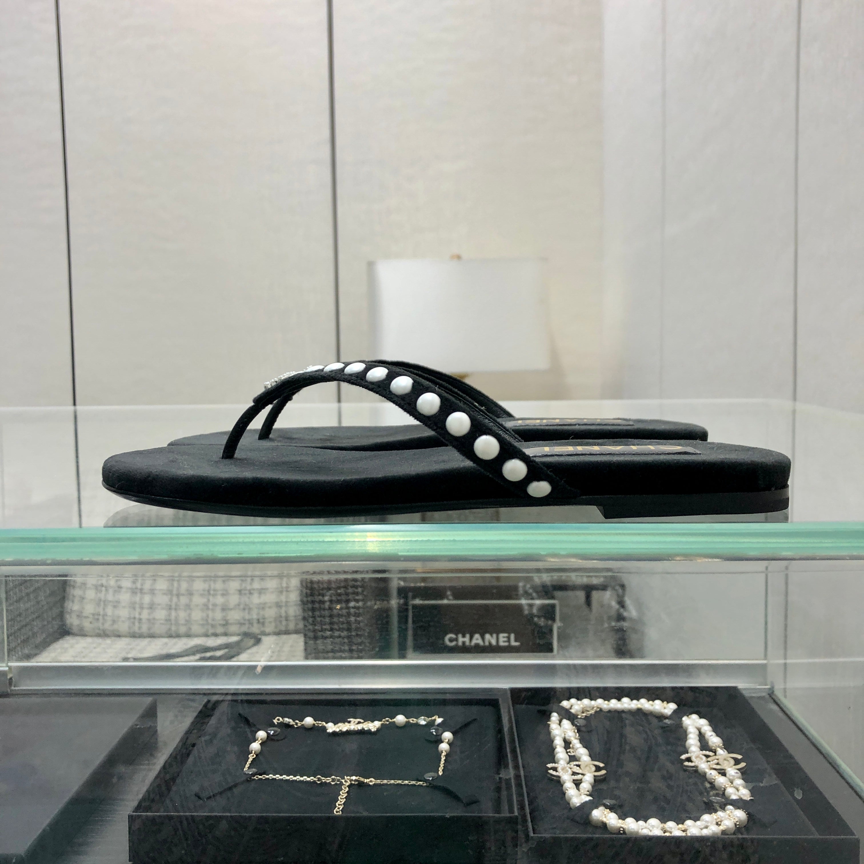 THONG SLIDE IN BLACK SUEDE WITH WHITE DOT