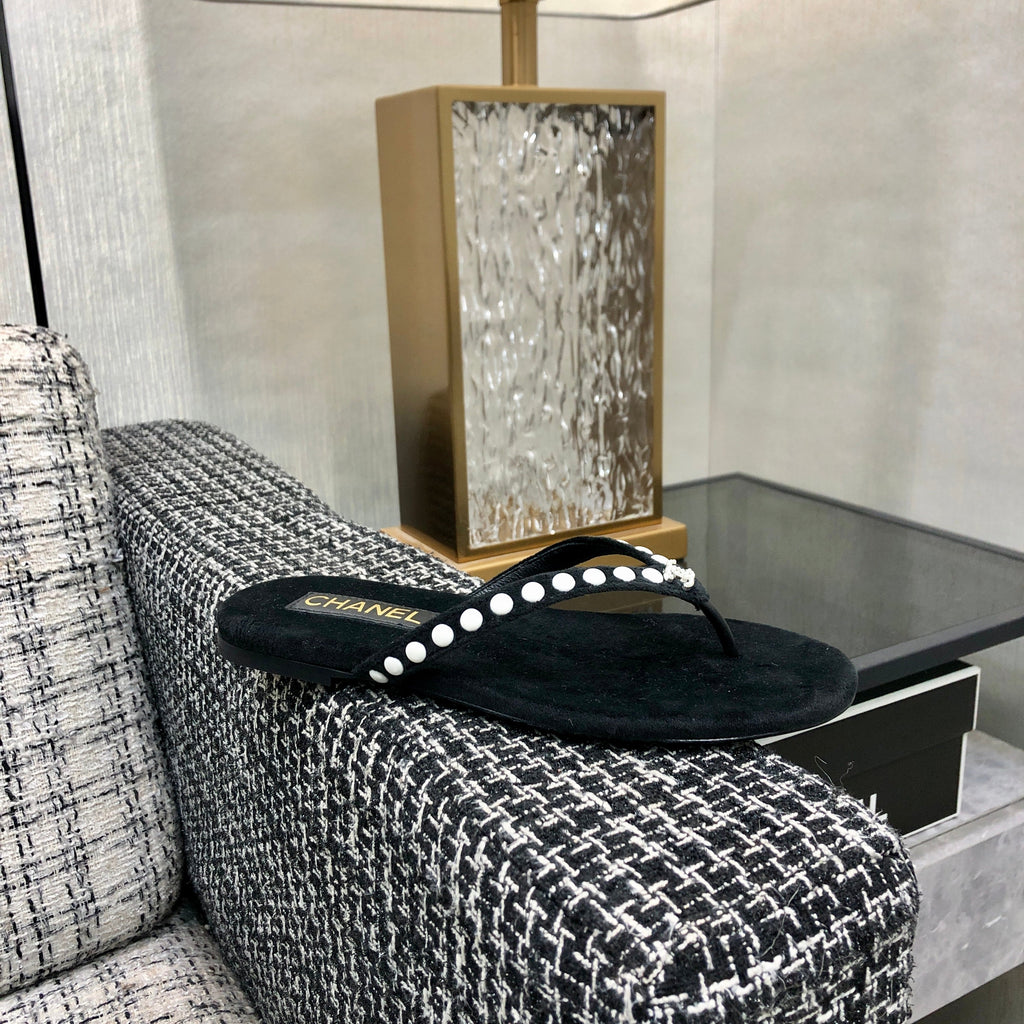 THONG SLIDE IN BLACK SUEDE WITH WHITE DOT