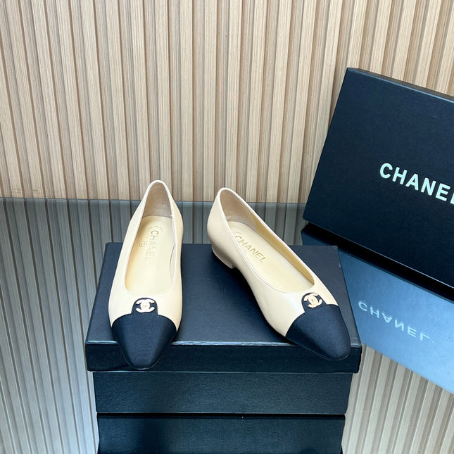CHANEL 25S BALLET FLATS LOGO IN BEIGE CALFSKIN AND BLACK CANVAS GOLD HARDWARE