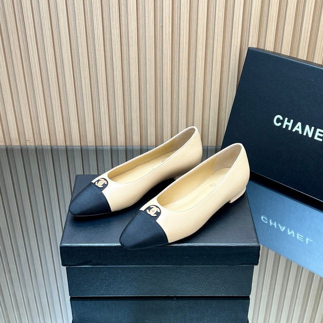 CHANEL 25S BALLET FLATS LOGO IN BEIGE CALFSKIN AND BLACK CANVAS GOLD HARDWARE