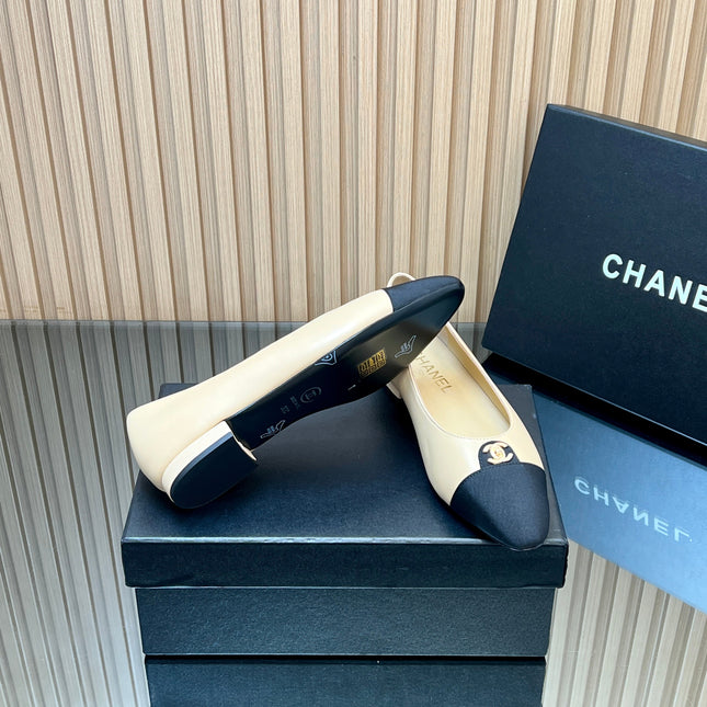 CHANEL 25S BALLET FLATS LOGO IN BEIGE CALFSKIN AND BLACK CANVAS GOLD HARDWARE