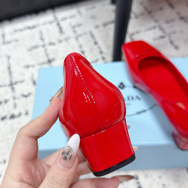 PRADA 26S SQUARE-TOE HIGH HEELS 35MM IN DARK RED PATENT CALFSKIN WITH LOGO