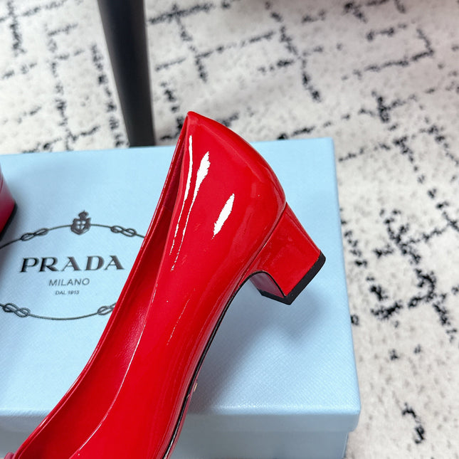 PRADA 26S SQUARE-TOE HIGH HEELS 35MM IN DARK RED PATENT CALFSKIN WITH LOGO