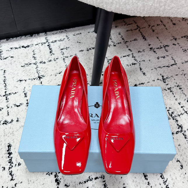 PRADA 26S SQUARE-TOE HIGH HEELS 35MM IN DARK RED PATENT CALFSKIN WITH LOGO