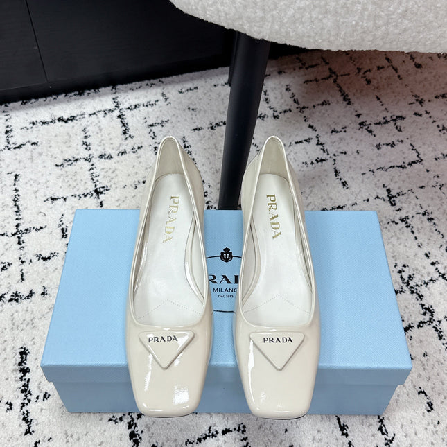 PRADA 26S SQUARE-TOE HIGH HEELS 35MM IN CREAM WHITE PATENT CALFSKIN WITH LOGO