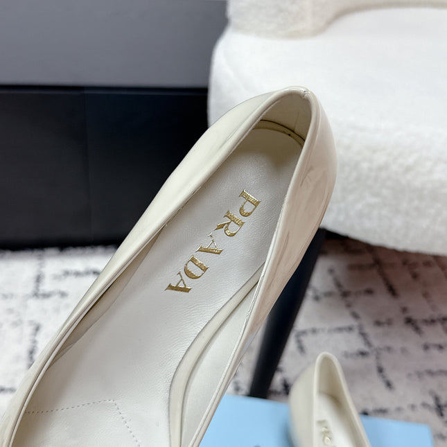 PRADA 26S SQUARE-TOE HIGH HEELS 35MM IN CREAM WHITE PATENT CALFSKIN WITH LOGO