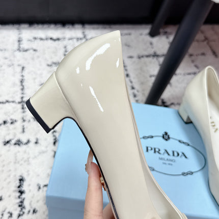 PRADA 26S SQUARE-TOE HIGH HEELS 35MM IN CREAM WHITE PATENT CALFSKIN WITH LOGO