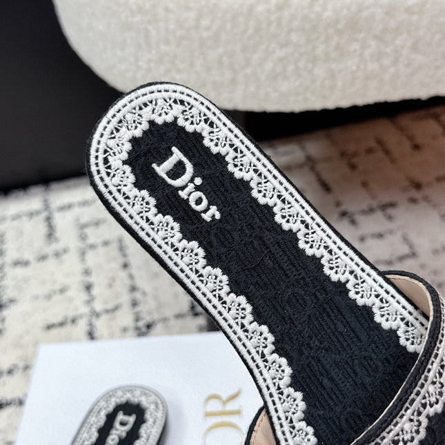 DIOR 26S SLIDES IN BLACK AND WHITE EMBOSSED OBLIQUE LACE EMBROIDERY