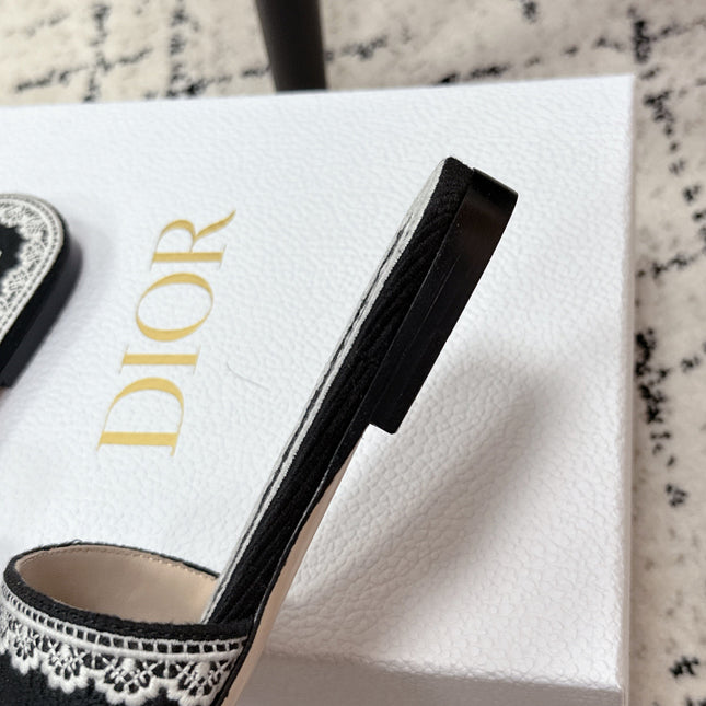DIOR 26S SLIDES IN BLACK AND WHITE EMBOSSED OBLIQUE LACE EMBROIDERY