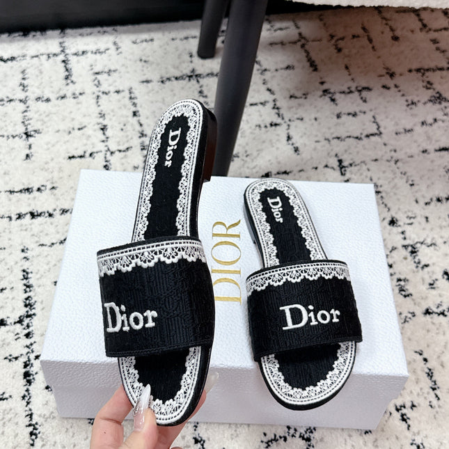 DIOR 26S SLIDES IN BLACK AND WHITE EMBOSSED OBLIQUE LACE EMBROIDERY