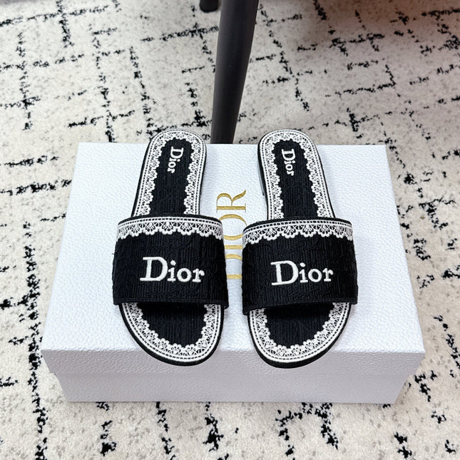 DIOR 26S SLIDES IN BLACK AND WHITE EMBOSSED OBLIQUE LACE EMBROIDERY