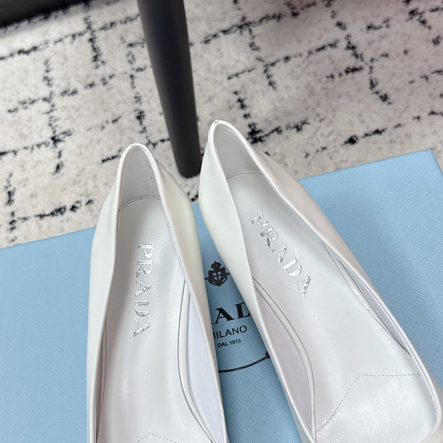 PRADA 26S POINTED-TOE HIGH HEELS 60MM IN WHITE PATENT CALFSKIN WITH LOGO