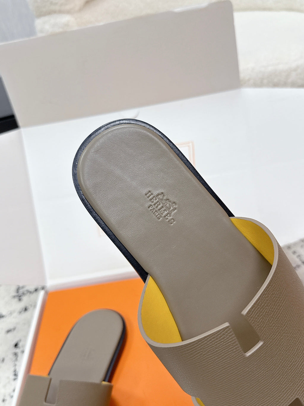 HM 26S IZMIR SANDAL IN ETOUPE LAMBSKIN