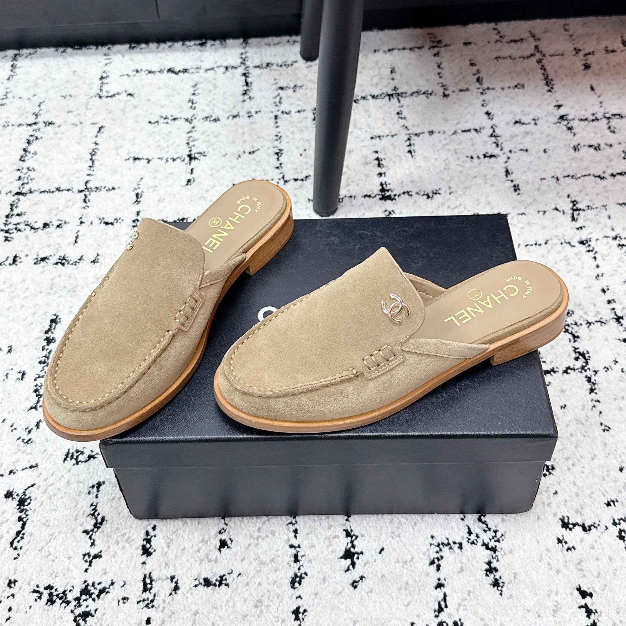CHANEL 26S MULE LOAFERS IN LIGHT BROWN SUEDE WITH CC LOGO