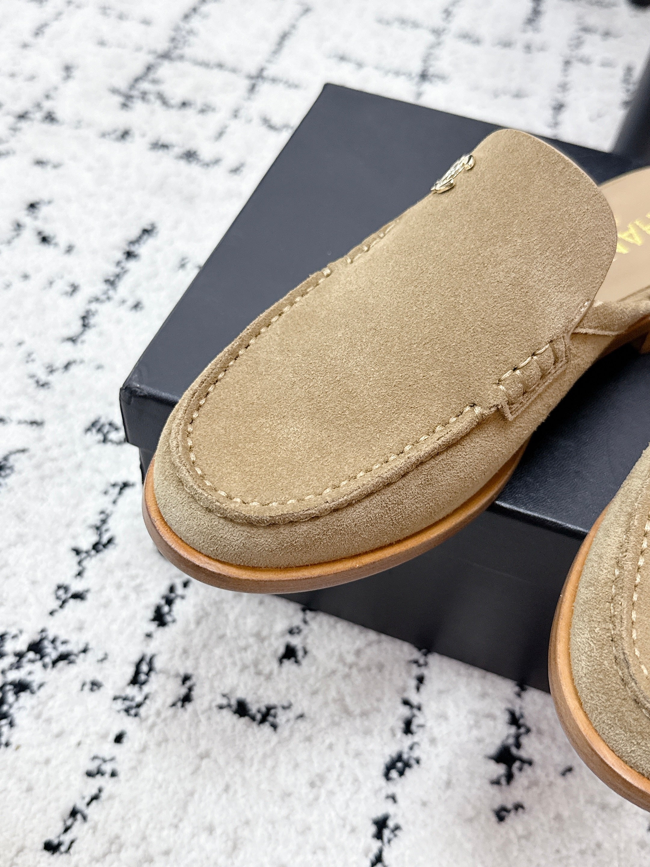 CHANEL 26S MULE LOAFERS IN LIGHT BROWN SUEDE WITH CC LOGO