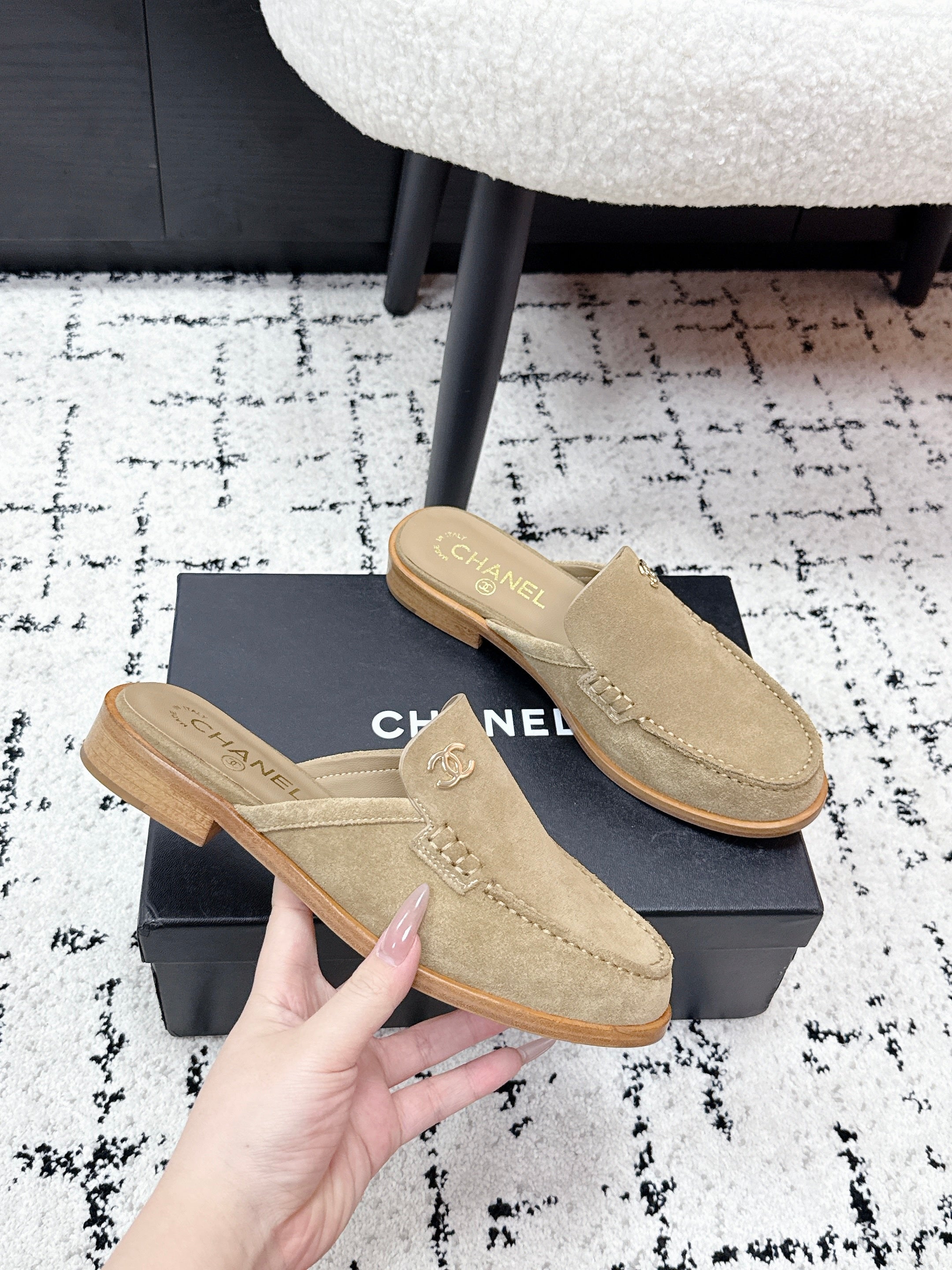 CHANEL 26S MULE LOAFERS IN LIGHT BROWN SUEDE WITH CC LOGO