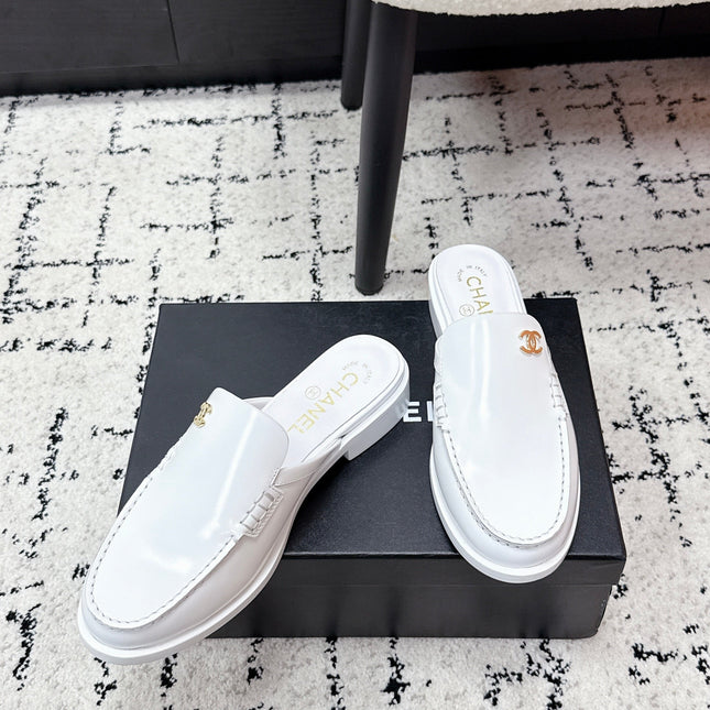 CHANEL 26S MULE LOAFERS IN WHITE SMOOTH CALFSKIN WITH CC LOGO