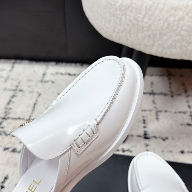CHANEL 26S MULE LOAFERS IN WHITE SMOOTH CALFSKIN WITH CC LOGO