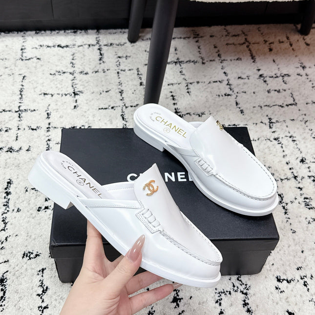 CHANEL 26S MULE LOAFERS IN WHITE SMOOTH CALFSKIN WITH CC LOGO
