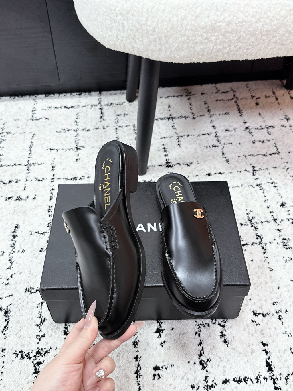 CHANEL 26S MULE LOAFERS IN BLACK SMOOTH CALFSKIN WITH CC LOGO