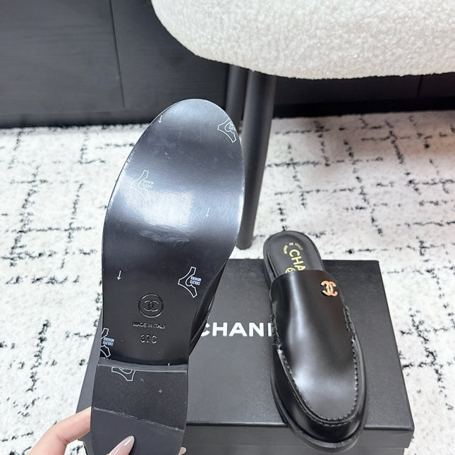 CHANEL 26S MULE LOAFERS IN BLACK SMOOTH CALFSKIN WITH CC LOGO