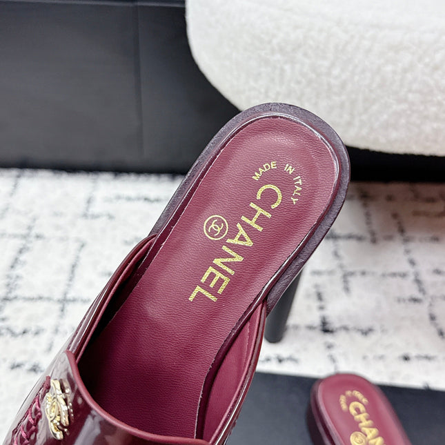 CHANEL 26S MULE LOAFERS IN BURGUNDY RED PATENT CALFSKIN WITH CC LOGO