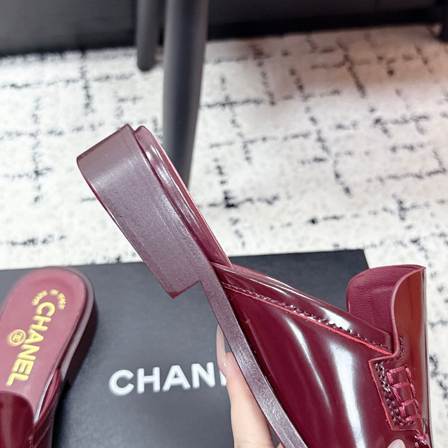 CHANEL 26S MULE LOAFERS IN BURGUNDY RED PATENT CALFSKIN WITH CC LOGO