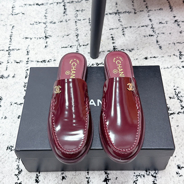 CHANEL 26S MULE LOAFERS IN BURGUNDY RED PATENT CALFSKIN WITH CC LOGO