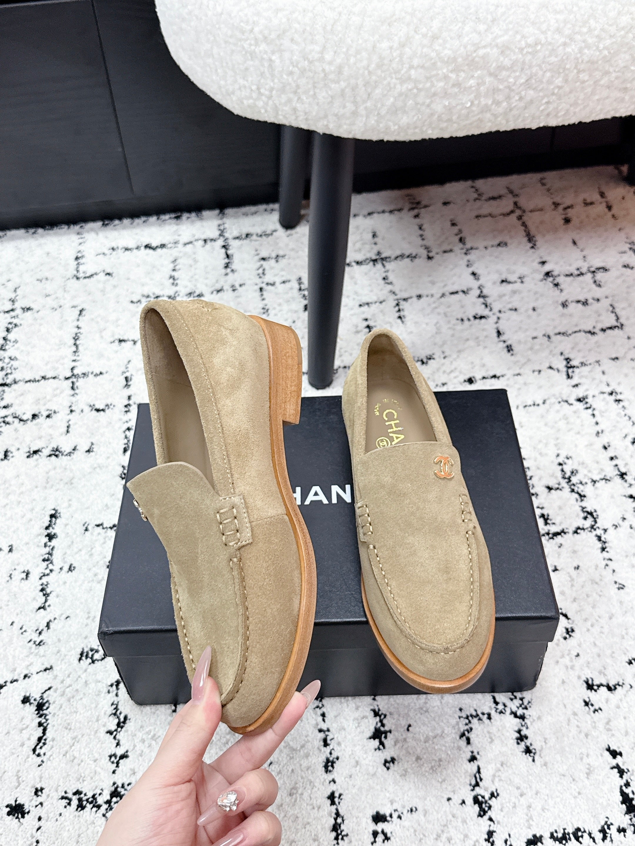 CHANEL 26S LOAFERS IN BEIGE SUEDE WITH CC LOGO