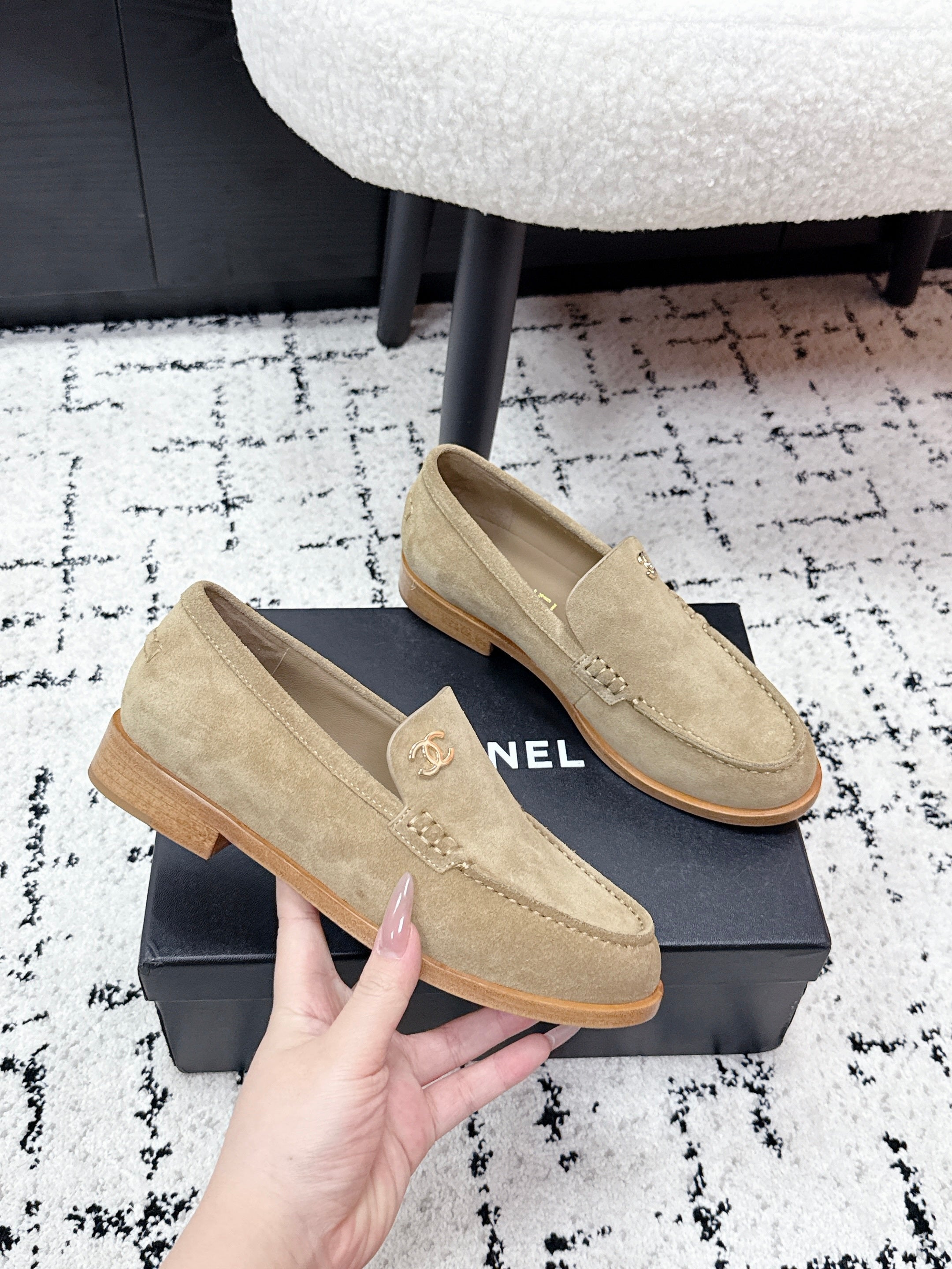 CHANEL 26S LOAFERS IN BEIGE SUEDE WITH CC LOGO