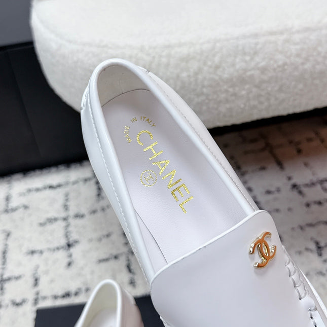 CHANEL 26S LOAFERS IN WHITE SMOOTH CALFSKIN WITH CC LOGO