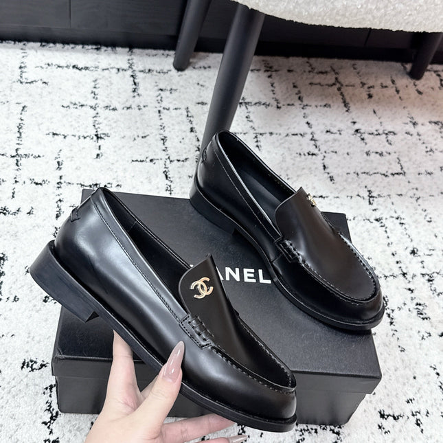 CHANEL 26S LOAFERS IN BLACK SMOOTH CALFSKIN WITH CC LOGO