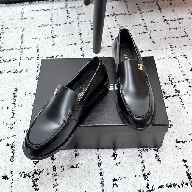 CHANEL 26S LOAFERS IN BLACK SMOOTH CALFSKIN WITH CC LOGO