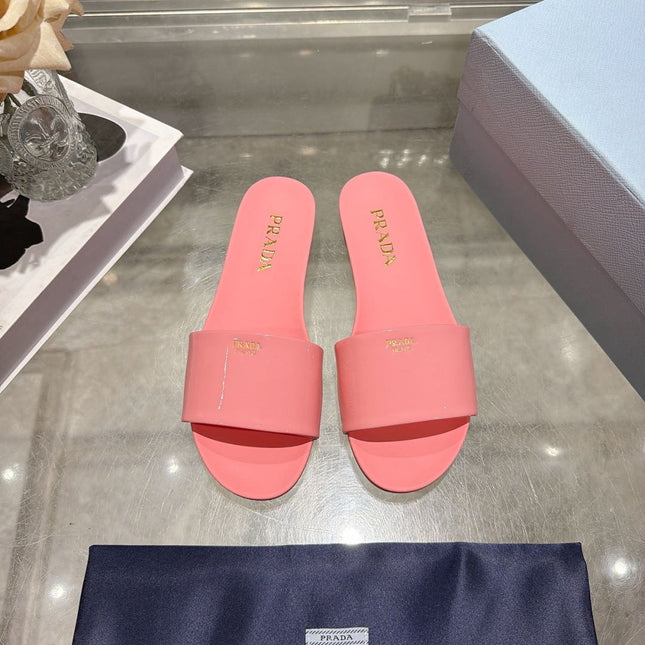 PRADA 26S LOGO EMBOSSED SLIDE SANDALS IN PINK PATENT CALFSKIN