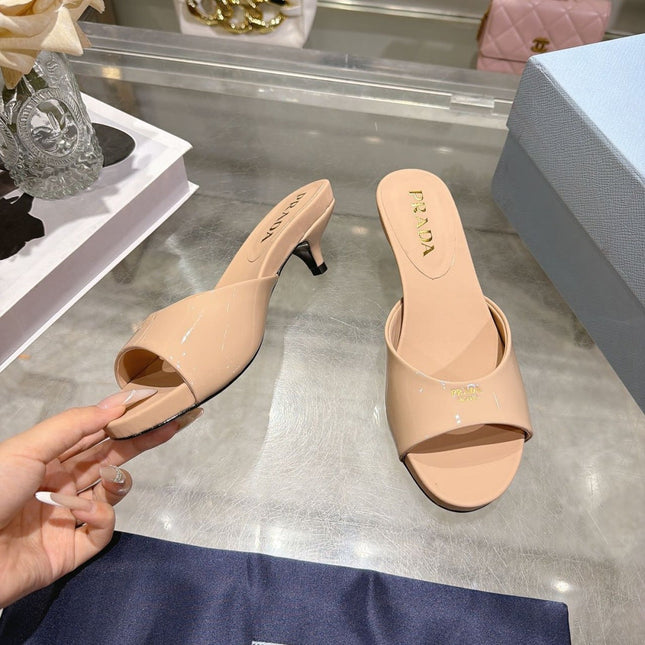 PRADA 26S LOGO EMBOSSED KITTEN HEEL MULES IN NUDE BEIGE PATENT CALFSKIN