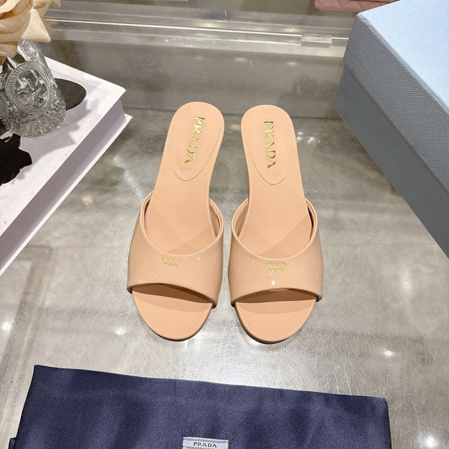 PRADA 26S LOGO EMBOSSED KITTEN HEEL MULES IN NUDE BEIGE PATENT CALFSKIN