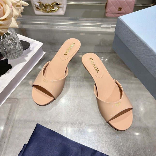 PRADA 26S LOGO EMBOSSED KITTEN HEEL MULES IN NUDE BEIGE PATENT CALFSKIN
