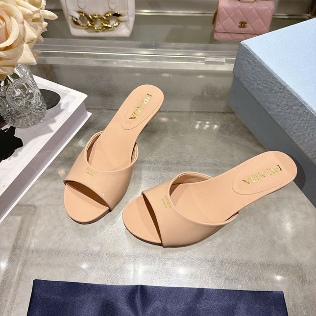 PRADA 26S LOGO EMBOSSED KITTEN HEEL MULES IN NUDE BEIGE PATENT CALFSKIN