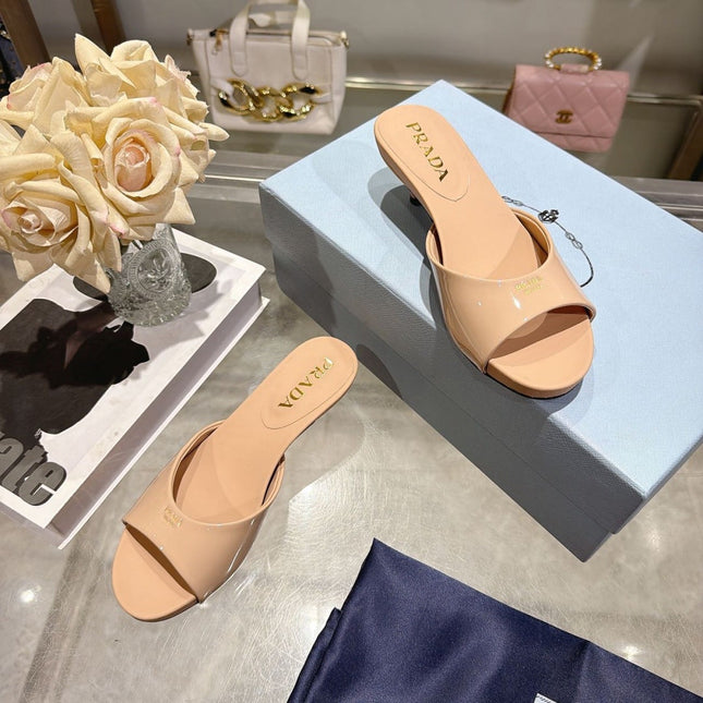 PRADA 26S LOGO EMBOSSED KITTEN HEEL MULES IN NUDE BEIGE PATENT CALFSKIN