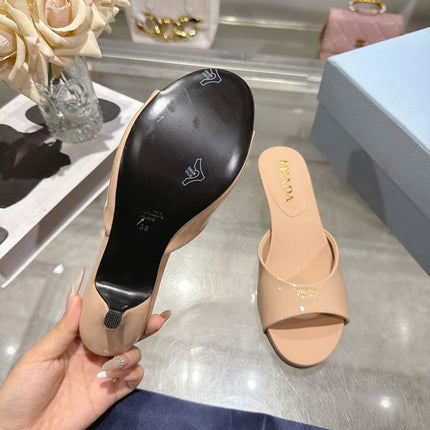 PRADA 26S LOGO EMBOSSED KITTEN HEEL MULES IN NUDE BEIGE PATENT CALFSKIN